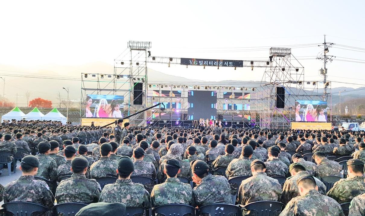 대형 야외 무대 앞에서 공연을 관람하는 장병들